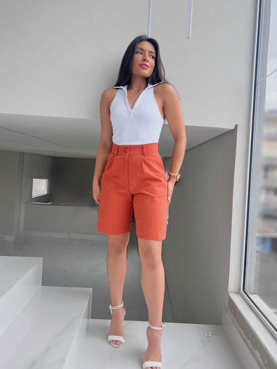Bermuda Básica Feminina em Linho com Bolso, Botão e Zíper