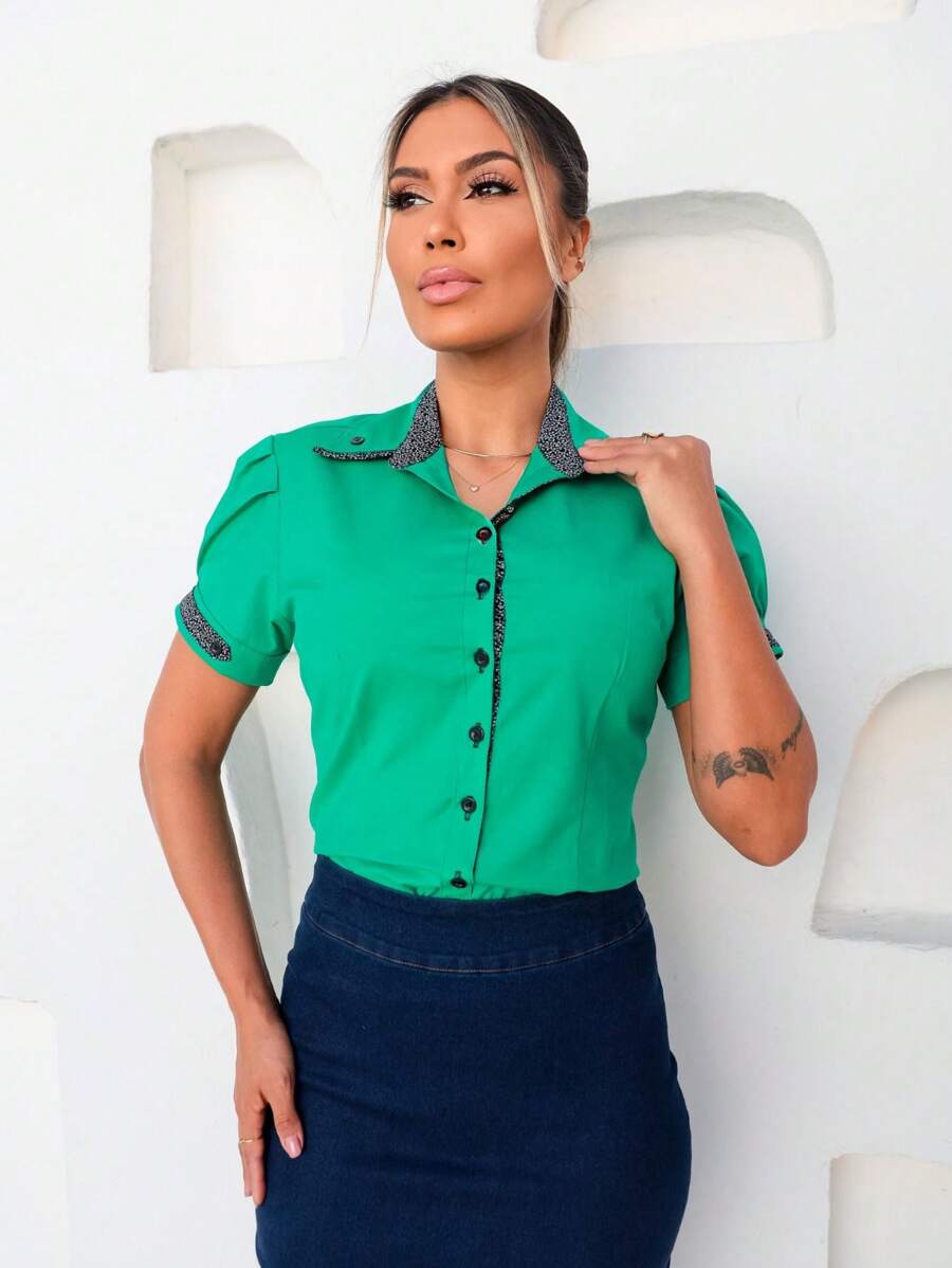 Camisete Feminina Manga Curta Slim com Detalhe na Manga