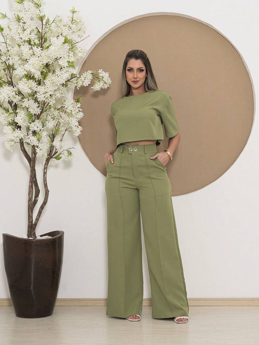 Conjunto Blusa Manga Curta e Calça Pantalona de Alfaiataria