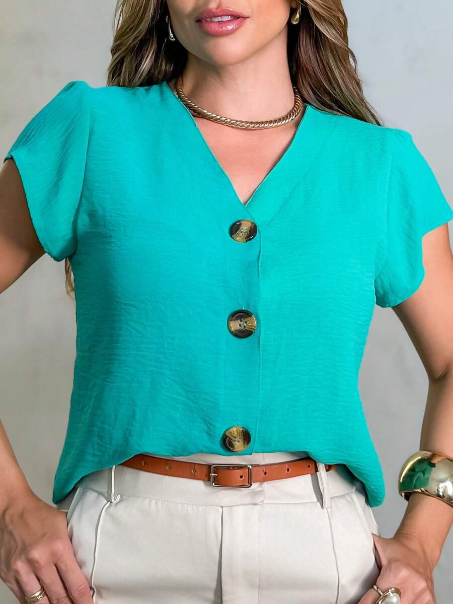 Camisa Feminina Manga Curta em Tecido Duna com Botão