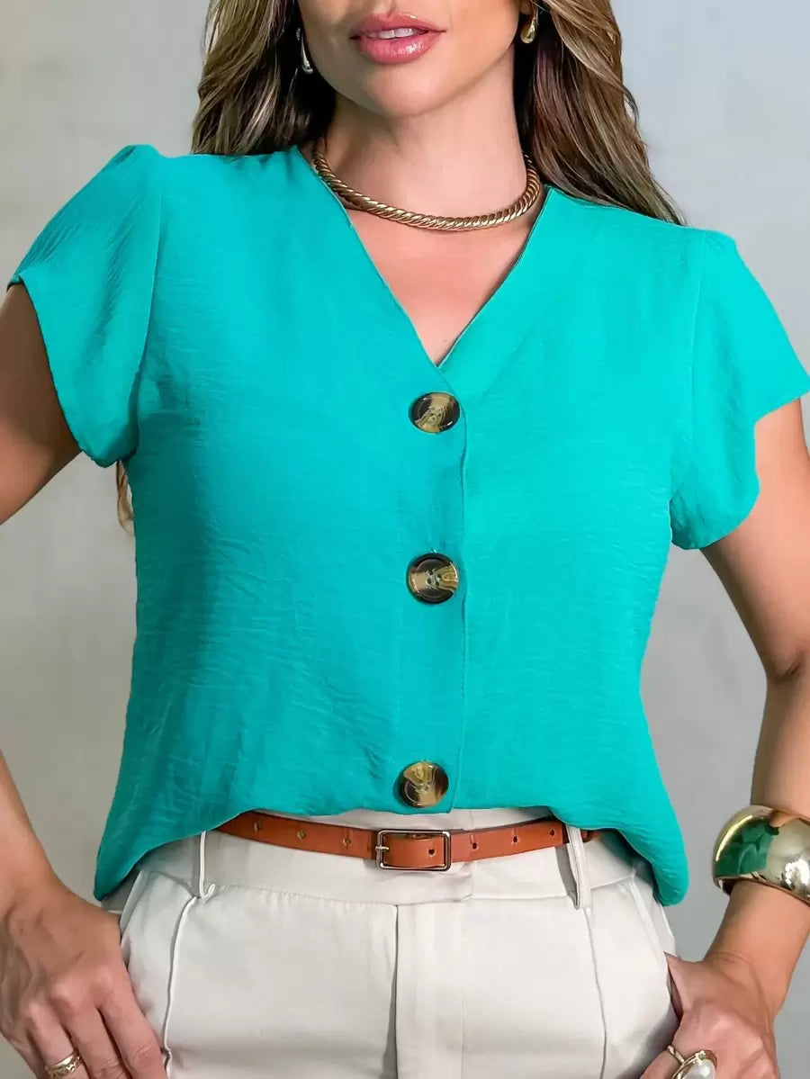 Camisa Feminina Manga Curta em Tecido Duna com Botão