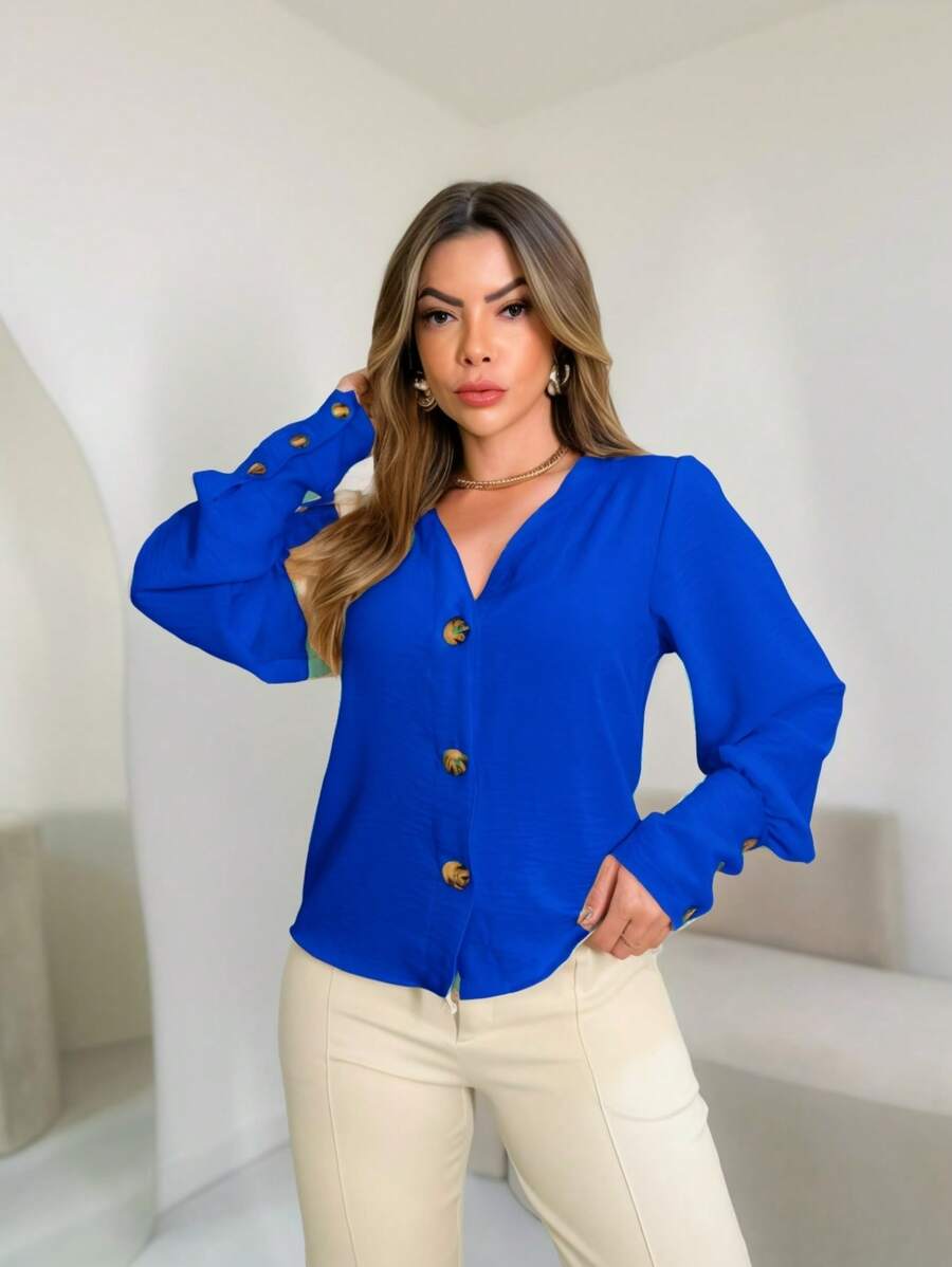 Camisa Feminina Manga Longa em Tecido Duna com Botão