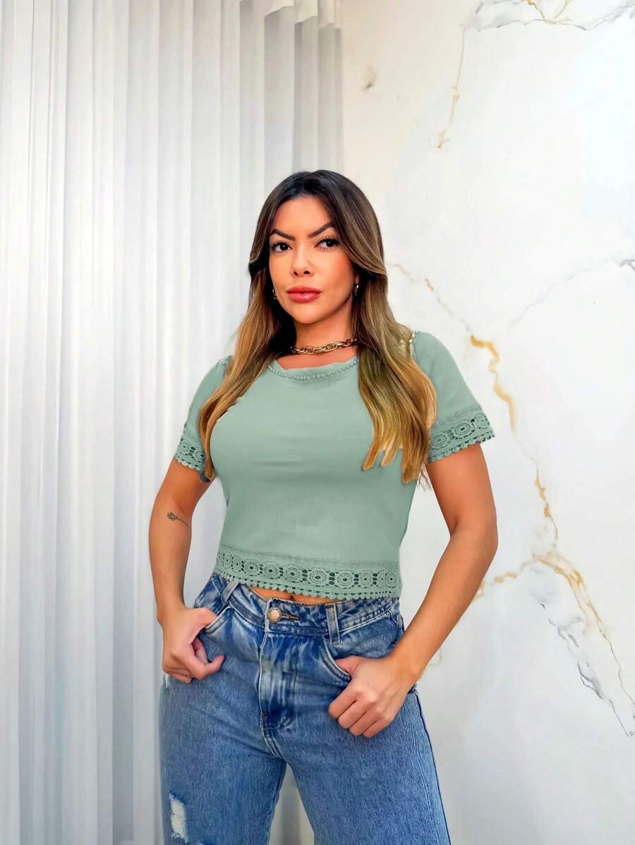 Blusa Feminina de Tricô com Pérolas e Detalhes Vazados