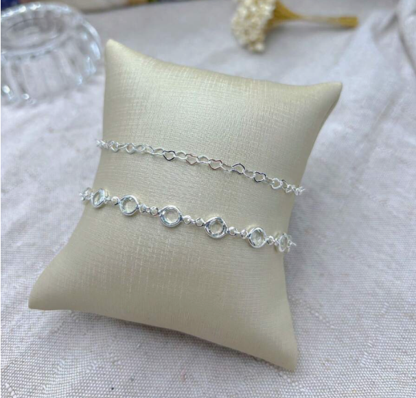 Na compra do Macaquinho Feminino com Duas Capas Frontais, você ganha um Kit com 2 Pulseiras Prata 925 Folheadas