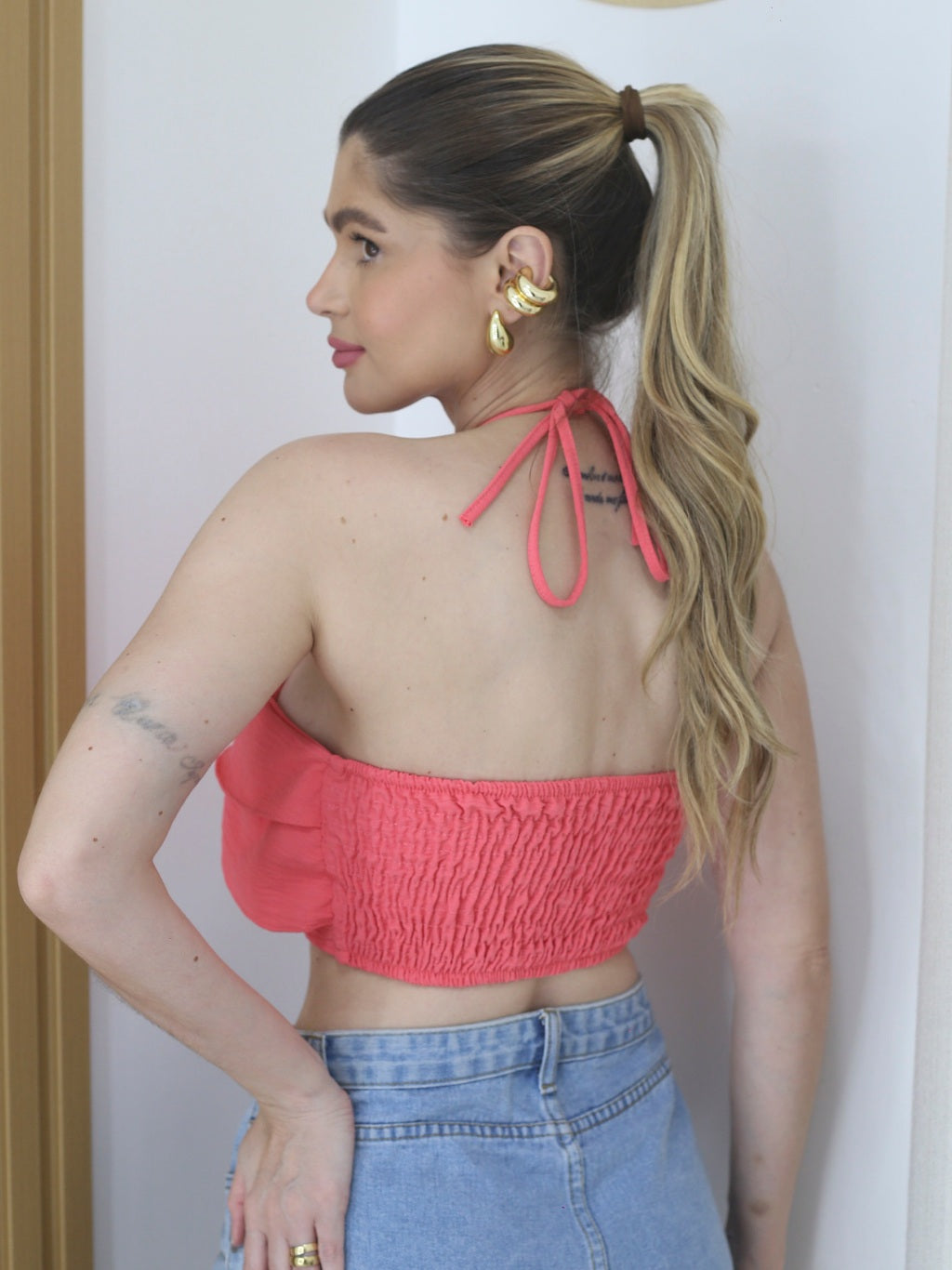 Cropped de Babado com Amarração no Pescoço Feminino