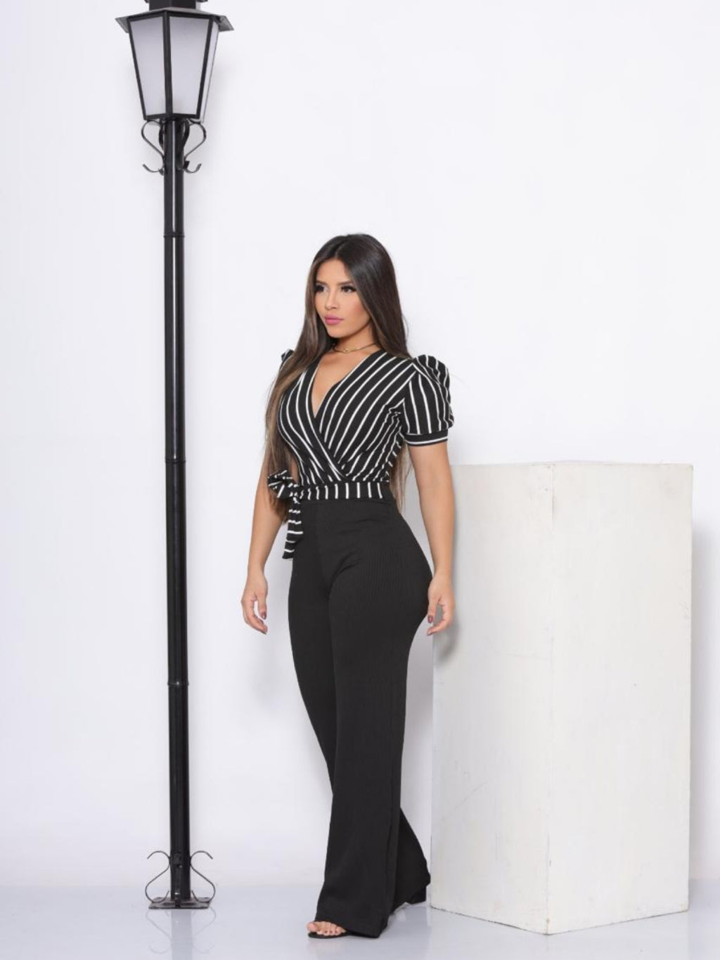 Macacão Feminino Listrado Manga Curta Pantalona Social em Malha Canelada