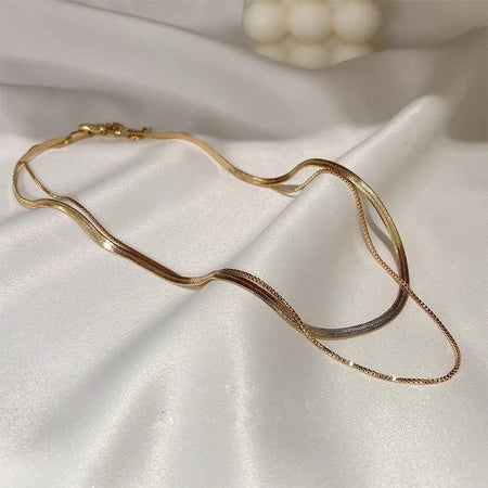 Na compra do Macaquinho Feminino Priscila, você ganha um Colar Curto Feminino Camada Dupla banhado a Ouro 18K e Prata 925.