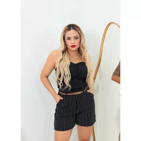 Short Feminino Alfaiataria Risca de Giz com Cinto e Zíper Lateral