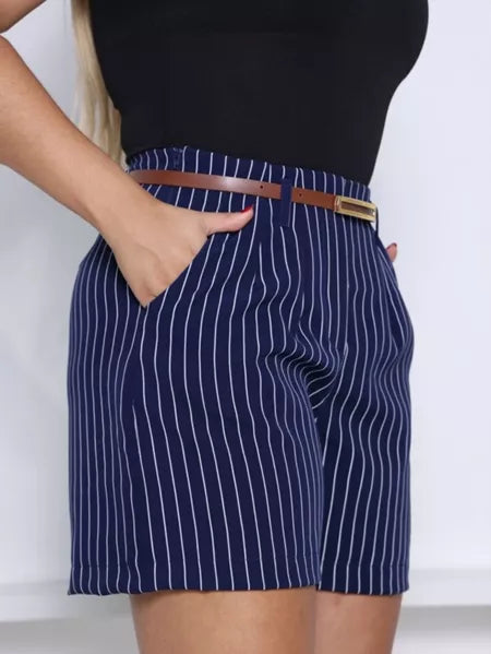 Short Feminino Alfaiataria Risca de Giz com Cinto e Zíper Lateral
