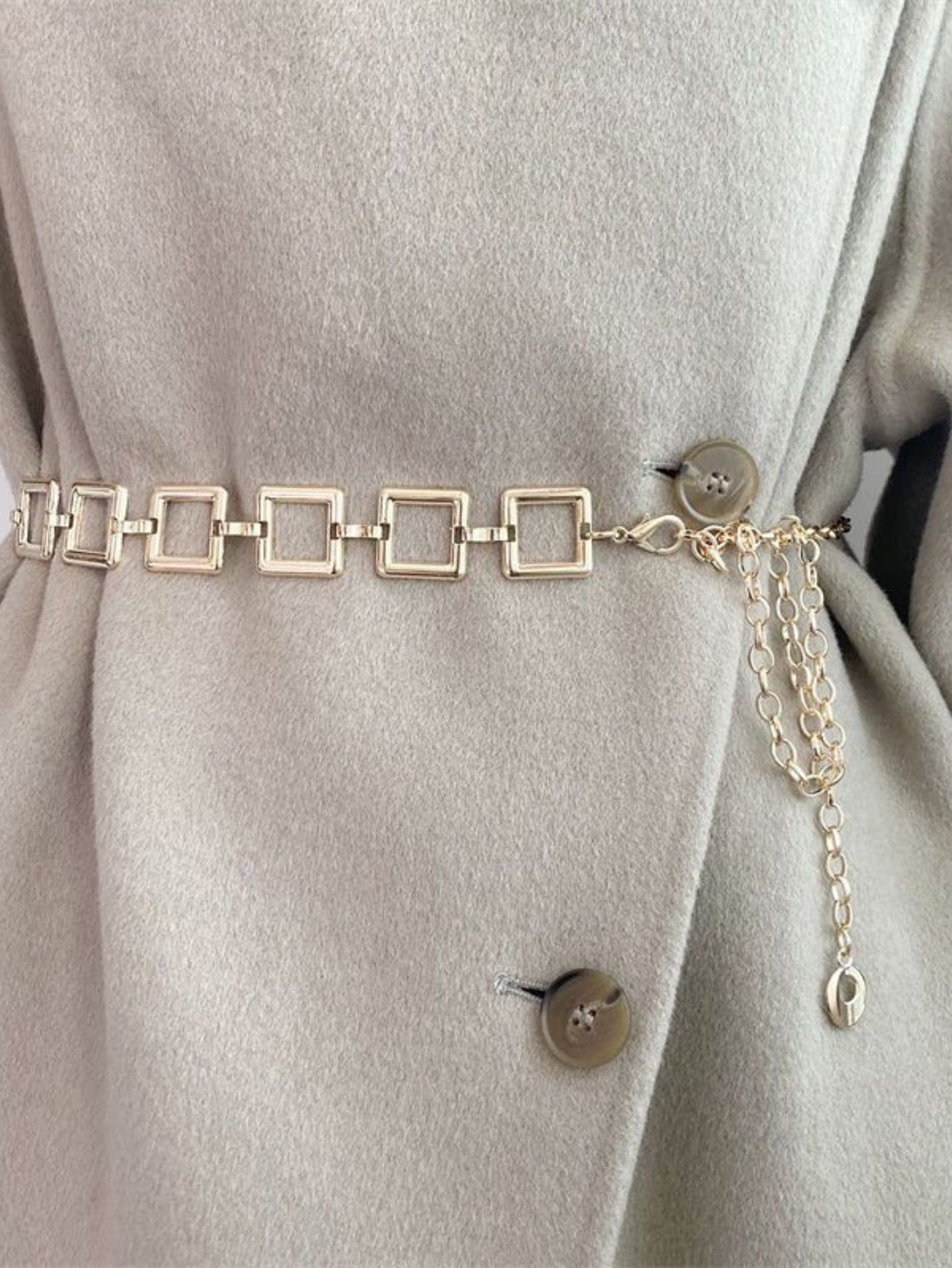 Cinto Feminino com Corrente Metálica e Detalhes Quadrados