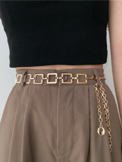 Cinto Feminino com Corrente Metálica e Detalhes Quadrados