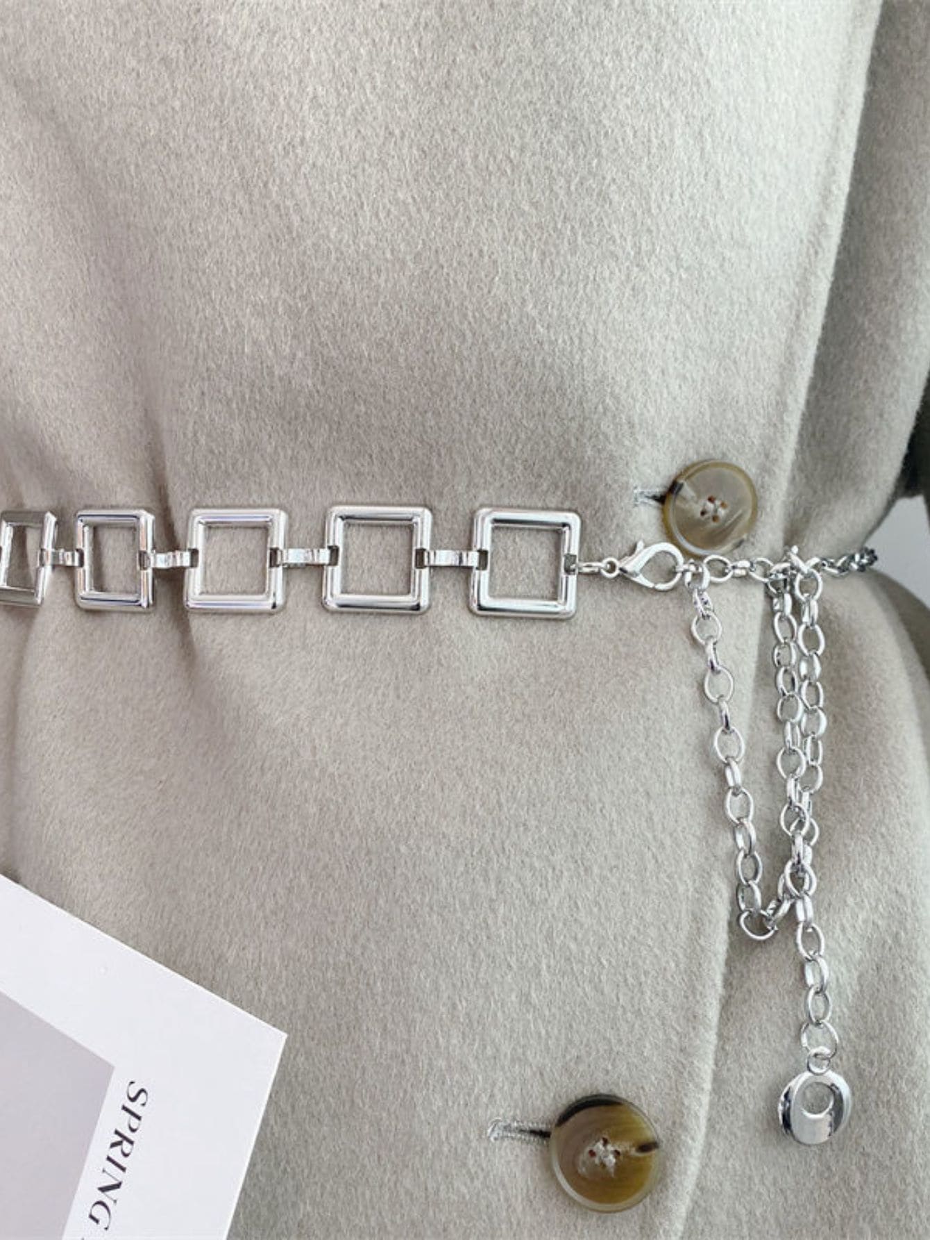 Cinto Feminino com Corrente Metálica e Detalhes Quadrados