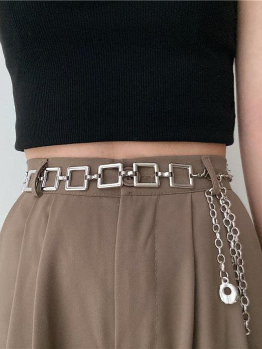 Cinto Feminino com Corrente Metálica e Detalhes Quadrados