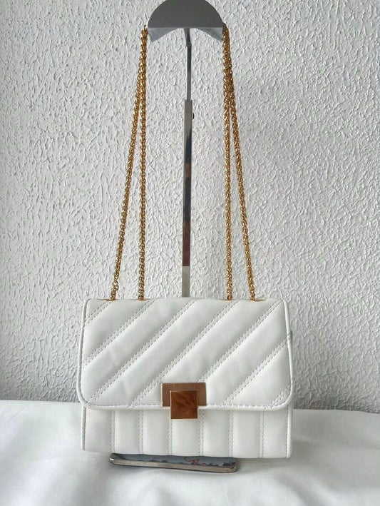 Bolsa Feminina Pequena com Corrente de Ferro Dourado