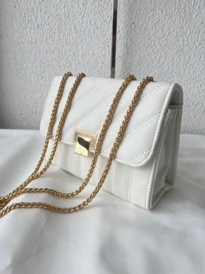 Bolsa Feminina Pequena com Corrente de Ferro Dourado