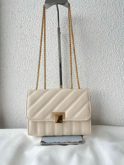 Bolsa Feminina Pequena com Corrente de Ferro Dourado