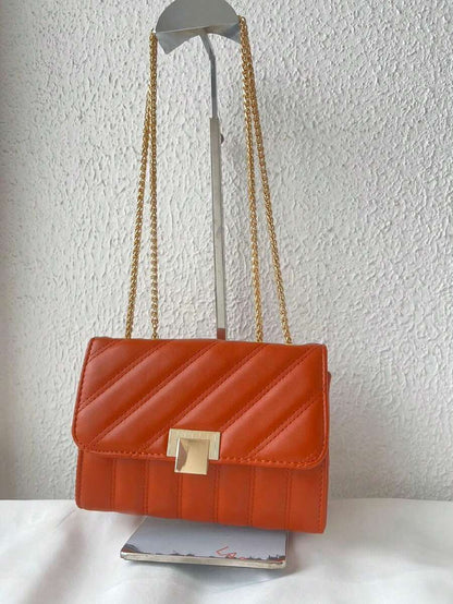 Bolsa Feminina Pequena com Corrente de Ferro Dourado