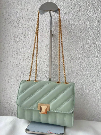 Bolsa Feminina Pequena com Corrente de Ferro Dourado