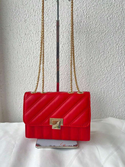 Bolsa Feminina Pequena com Corrente de Ferro Dourado