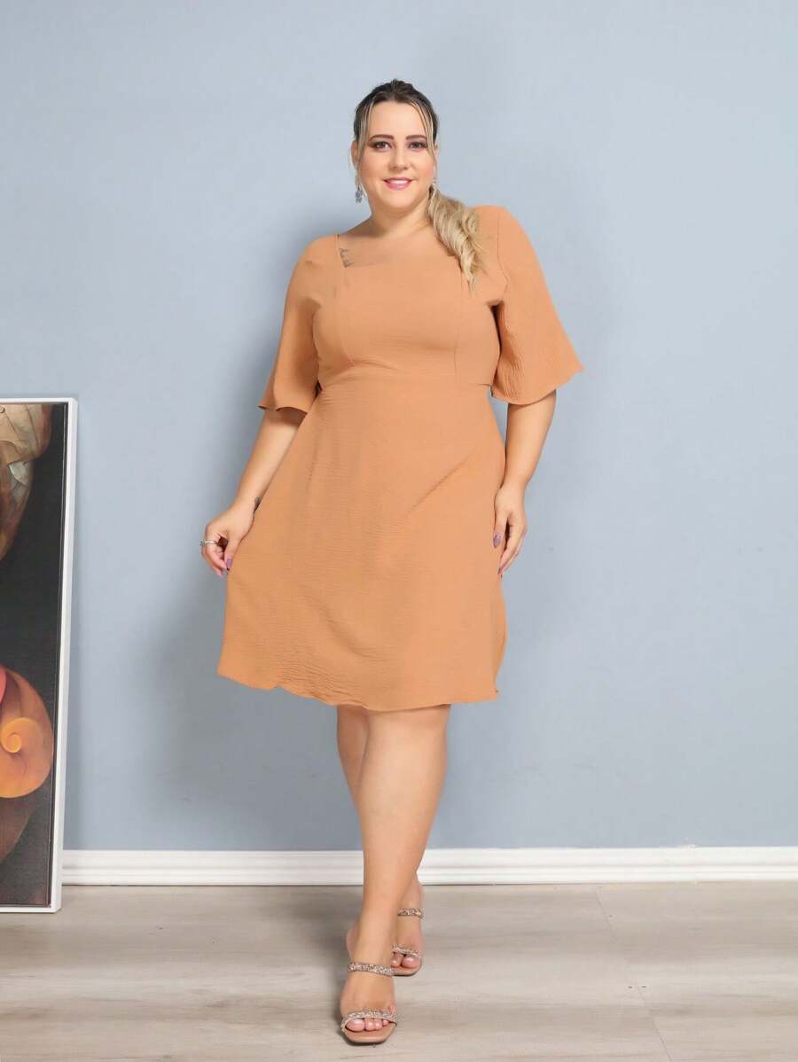 Vestido Plus Size Feminino Curto Estampado com Costas Abertas