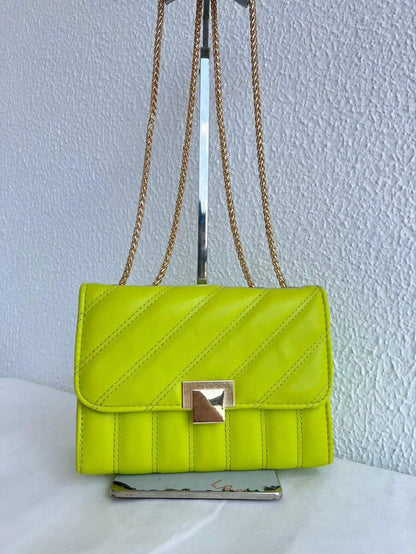 Bolsa Feminina Pequena com Corrente de Ferro Dourado