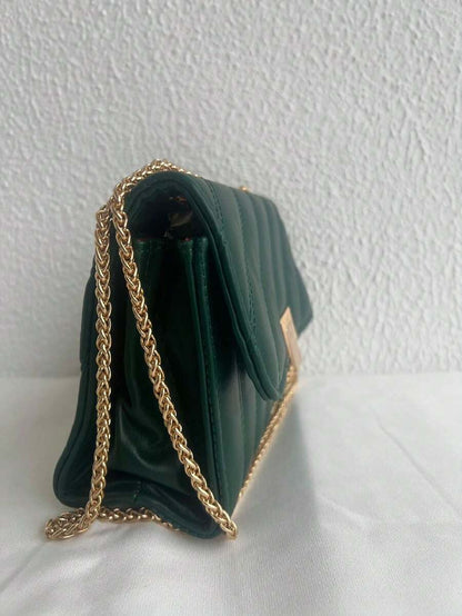 Bolsa Feminina Pequena com Corrente de Ferro Dourado