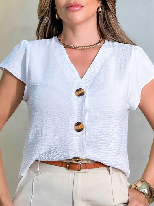 Camisa Feminina Manga Curta em Tecido Duna com Botão