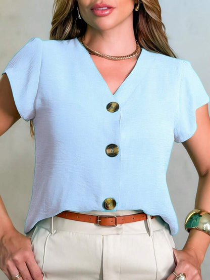 Camisa Feminina Manga Curta em Tecido Duna com Botão