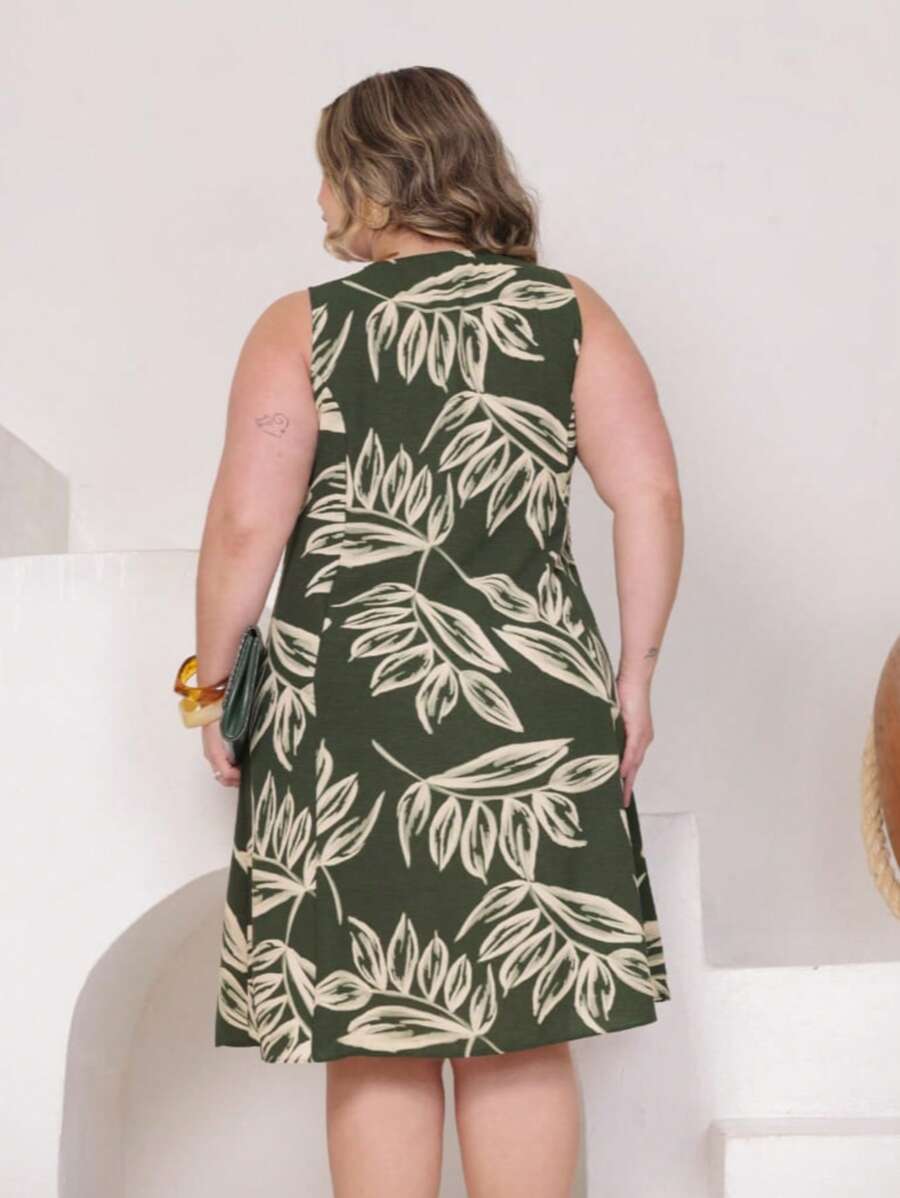 Vestido Plus Size Estampado Regata com Botões