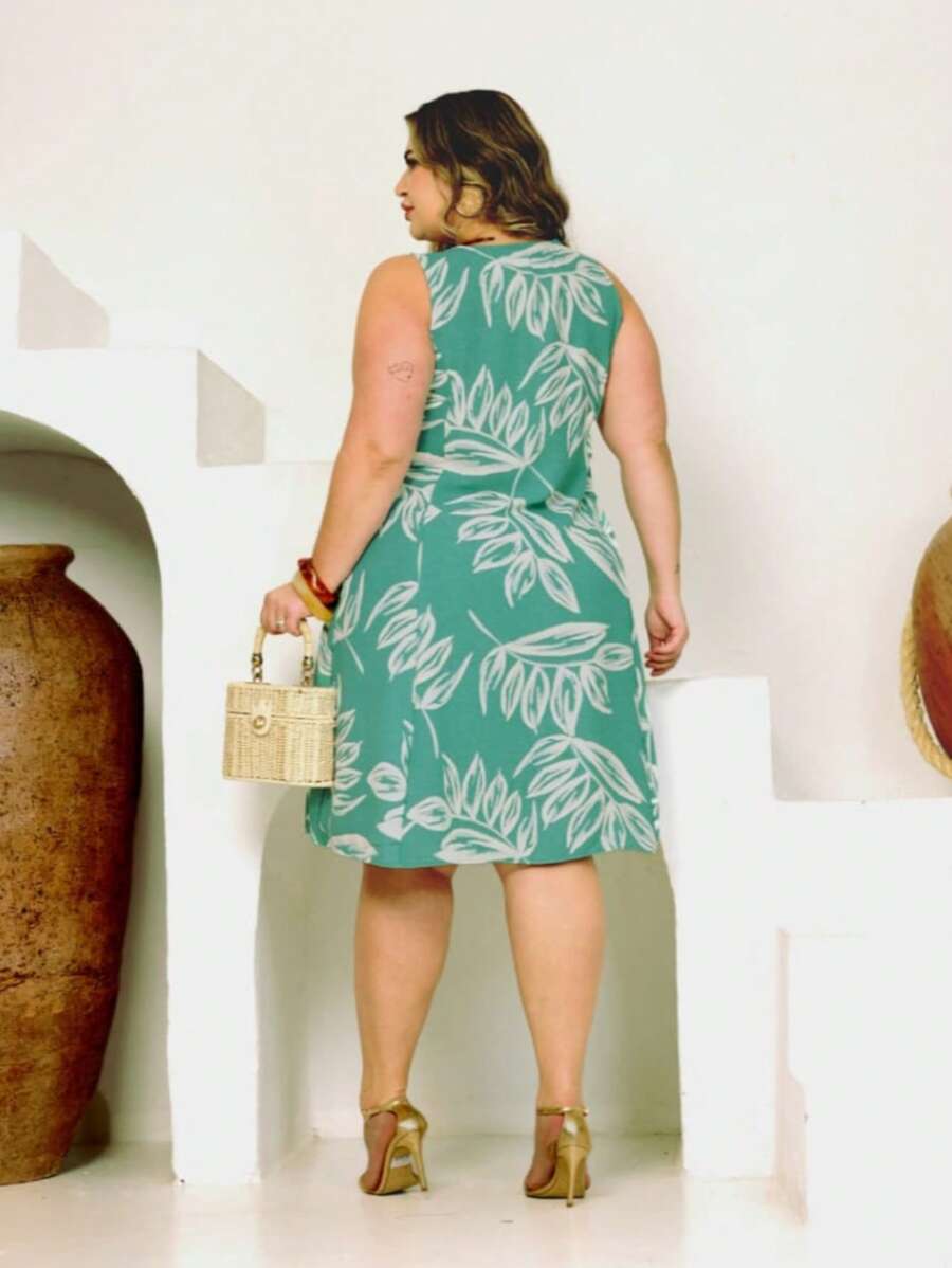 Vestido Plus Size Estampado Regata com Botões