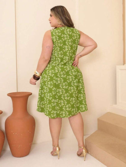 Vestido Plus Size Estampado Regata com Botões