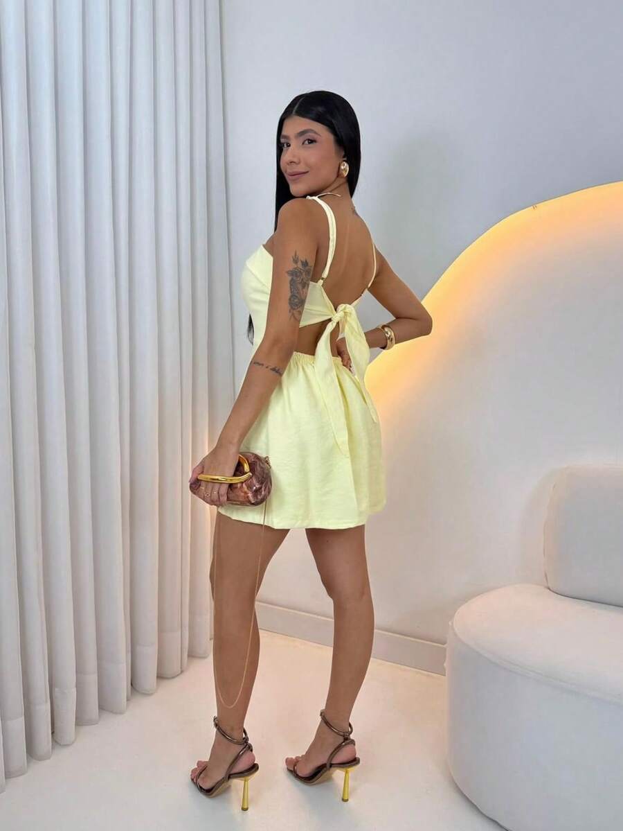 Macaquinho Feminino Curto com Botões Frontais e Alças Finas