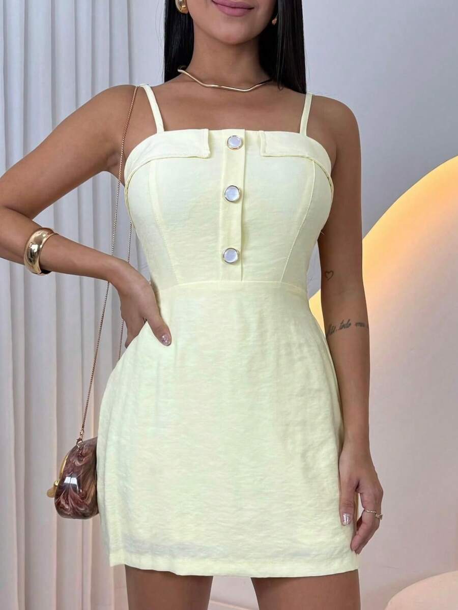 Macaquinho Feminino Curto com Botões Frontais e Alças Finas