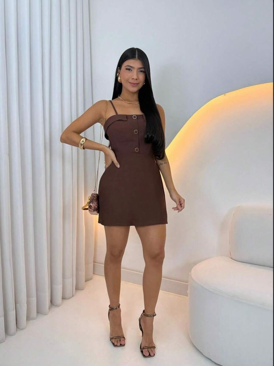 Macaquinho Feminino Curto com Botões Frontais e Alças Finas