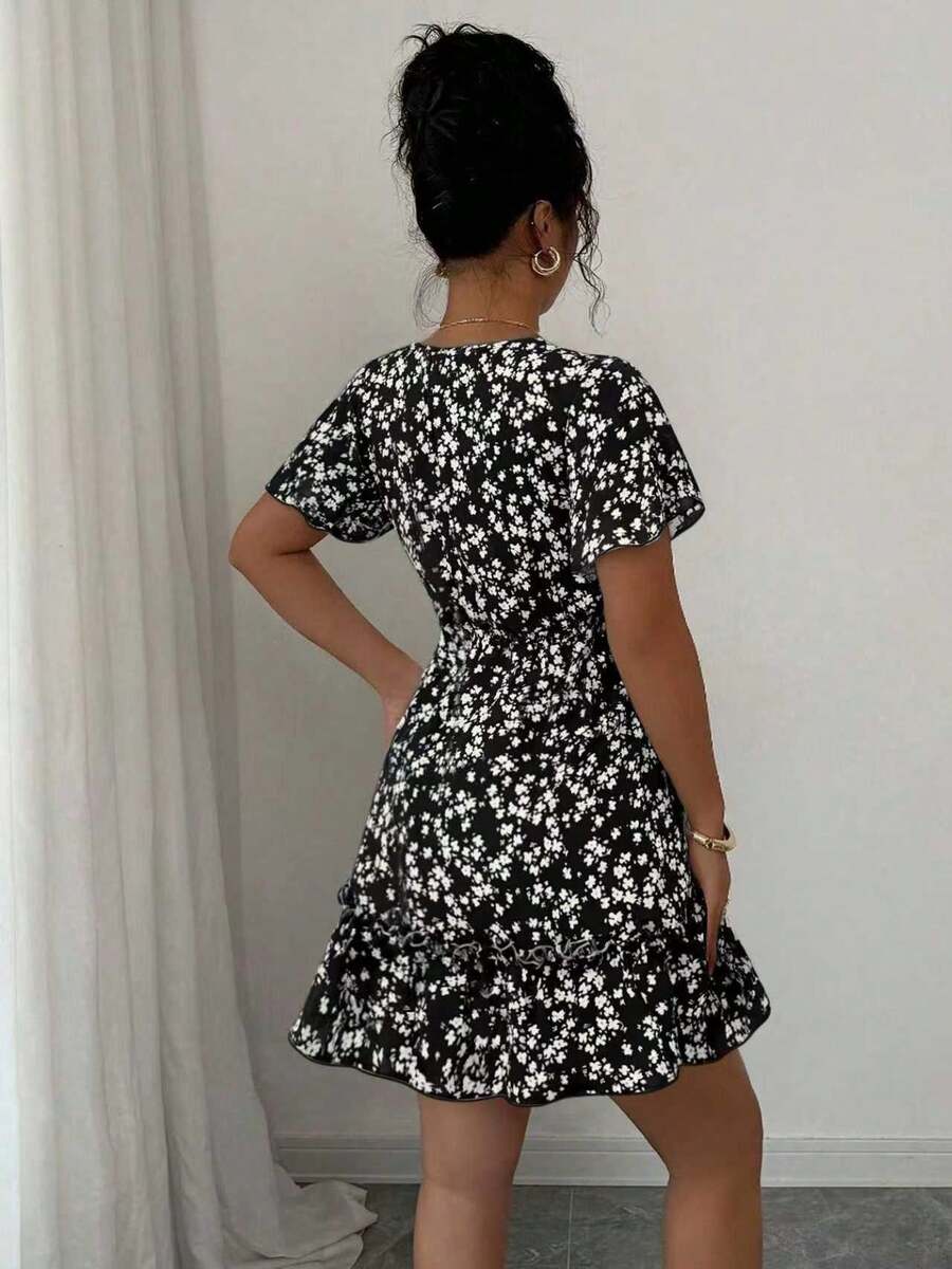 Vestido Floral Curto Feminino Boho com Bainha de Babado e Manga Esvoaçante