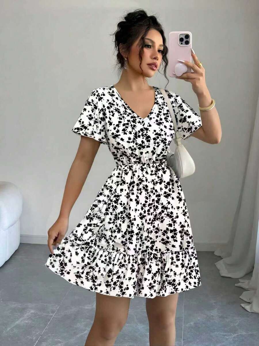 Vestido Floral Curto Feminino Boho com Bainha de Babado e Manga Esvoaçante