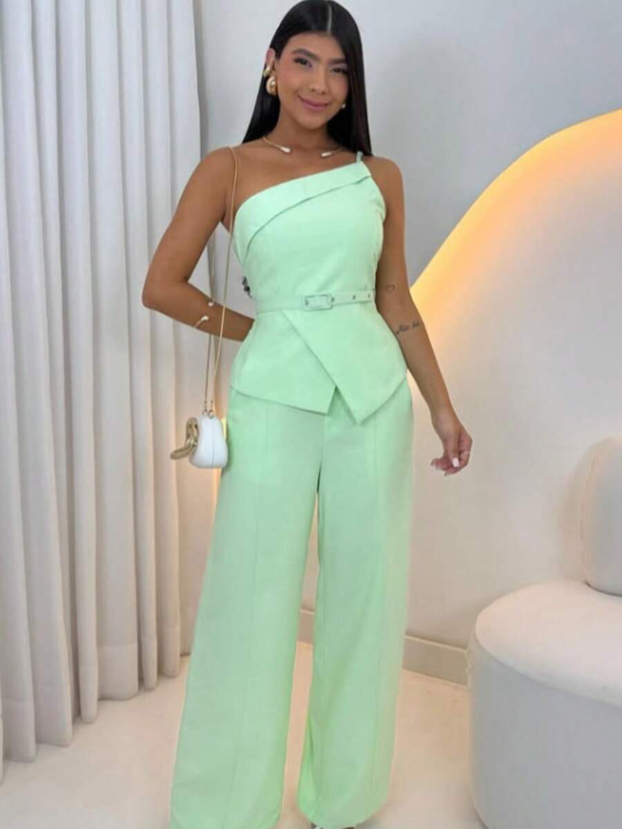Conjunto Feminino Elegante com Blusa Assimétrica de Um Ombro e Calça Pantalona com Cinto