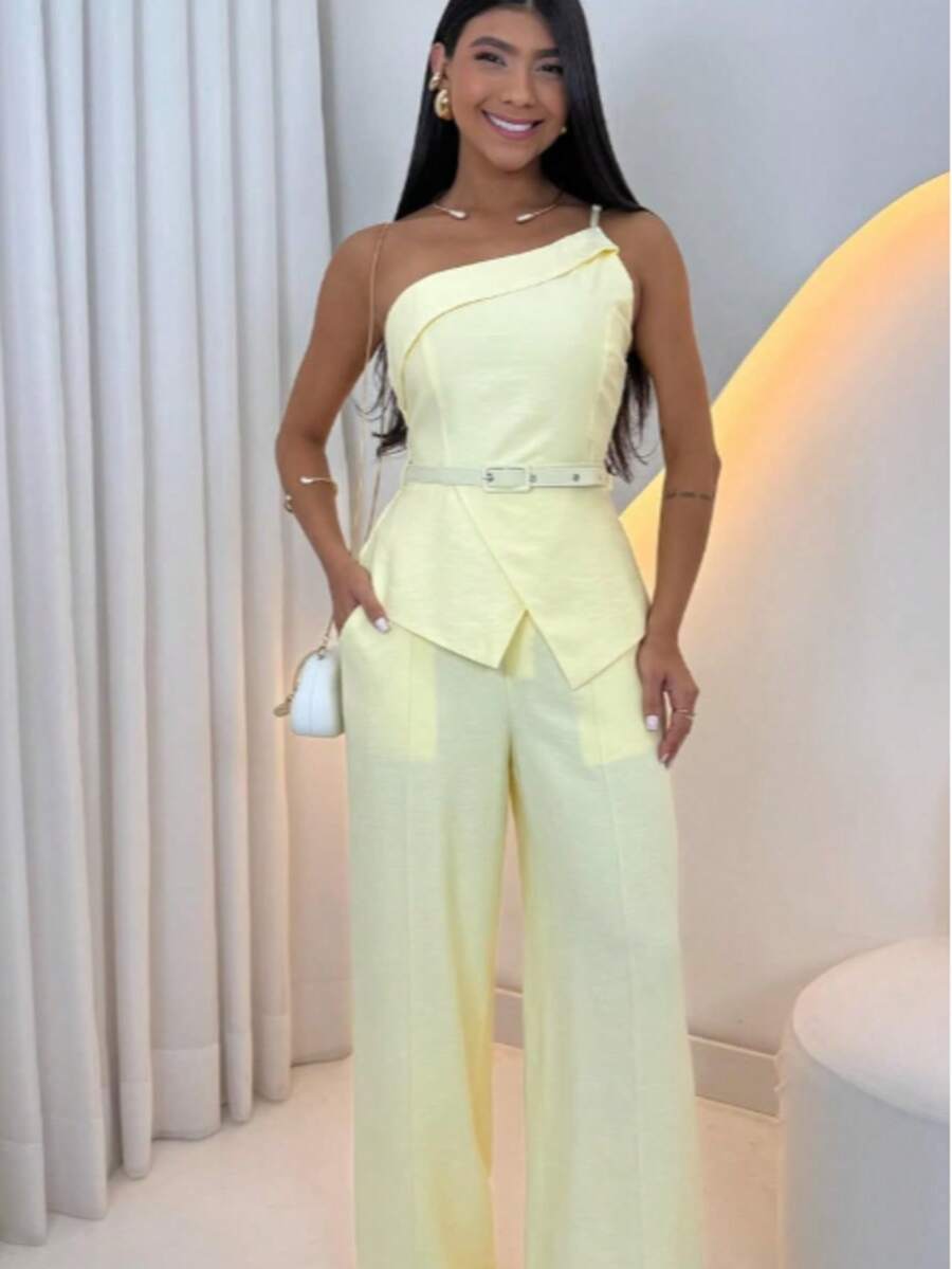 Conjunto Feminino Elegante com Blusa Assimétrica de Um Ombro e Calça Pantalona com Cinto