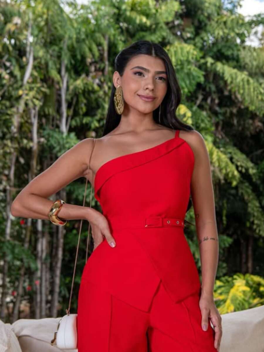 Conjunto Feminino Elegante com Blusa Assimétrica de Um Ombro e Calça Pantalona com Cinto