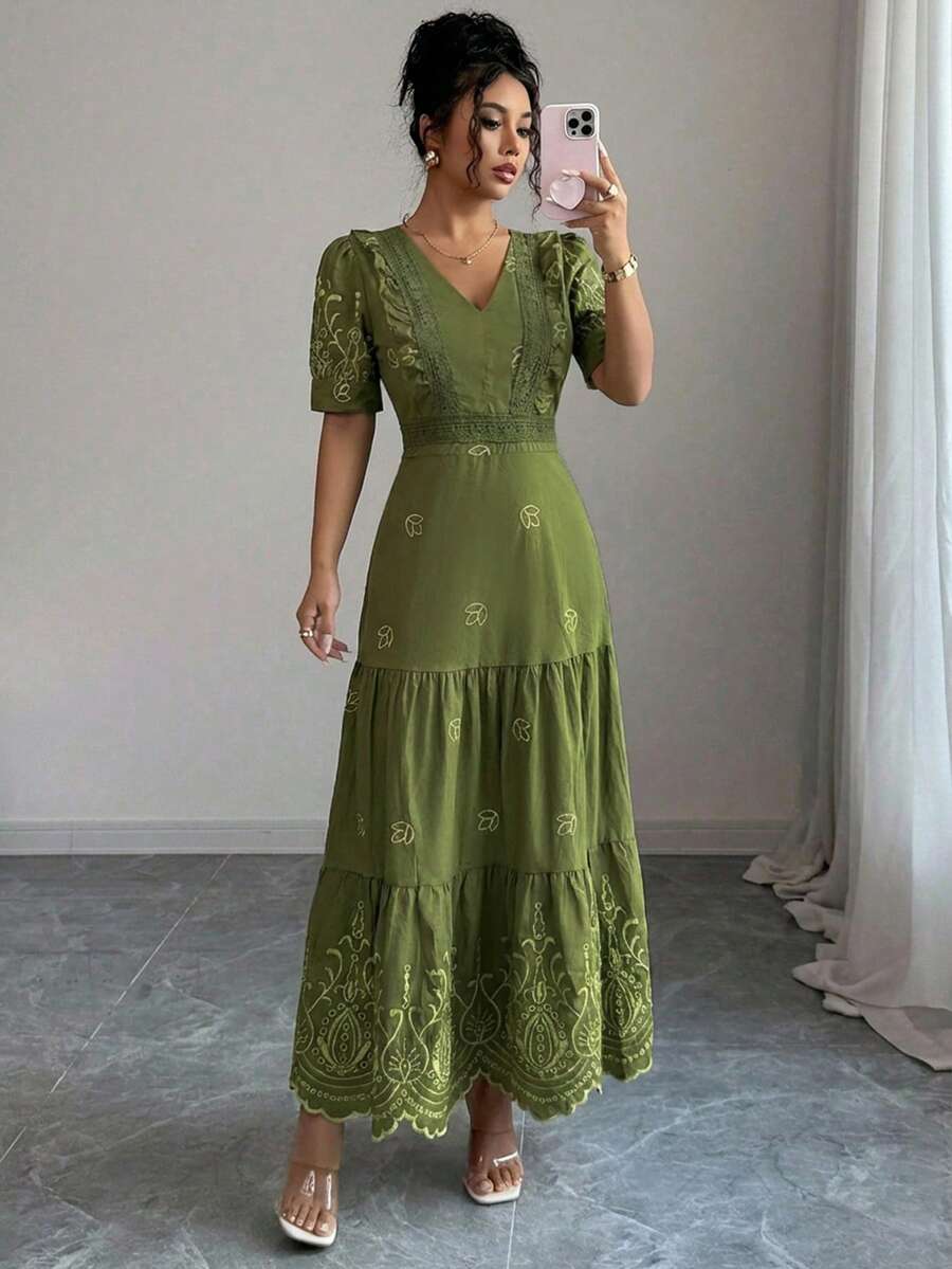 Vestido Longo Feminino Bordado com Babado e Cinto – Elegância Atemporal