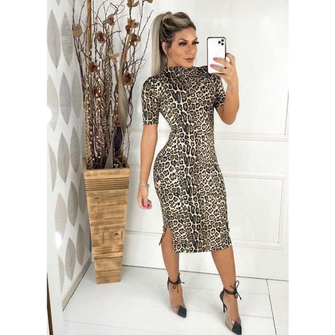 Vestido midi canelado,gola alta com fenda na lateral