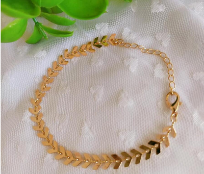 Na compra do Macaquinho de Alcinha com Bojo em Tecido Sensorial, você ganha uma Pulseira Escama de Peixe