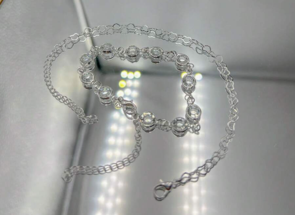 Na compra do Macaquinho Soltinho em Duna com Babados em Camadas e Amarração nas Costas, você ganha um Kit com 2 Pulseiras Prata 925