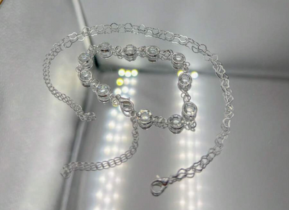 Na compra do Macaquinho Soltinho em Duna com Babados em Camadas e Amarração nas Costas, você ganha um Kit com 2 Pulseiras Prata 925