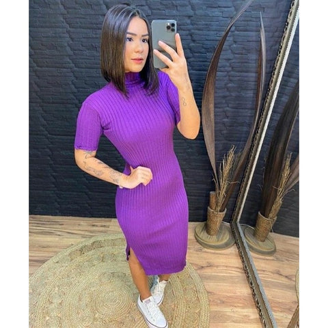 Vestido midi canelado,gola alta com fenda na lateral