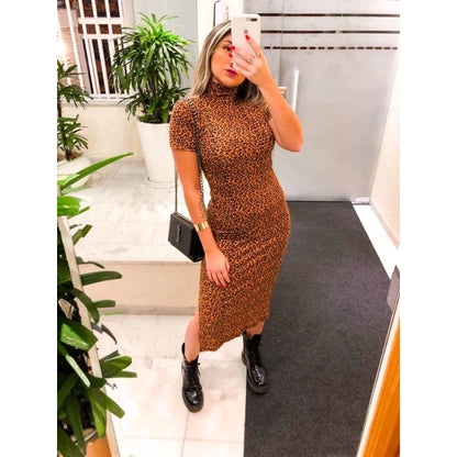 Vestido Midi Canelado Gola Alta e Fenda na Lateral