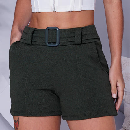 Shorts Feminino Cintura Alta em Malha Crepe com Fivela e Bolso – Elegância e Conforto