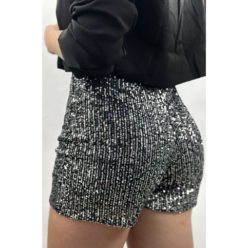 Promoção Exclusiva: Na compra de Short Feminino - Ganhe um Colar Curto