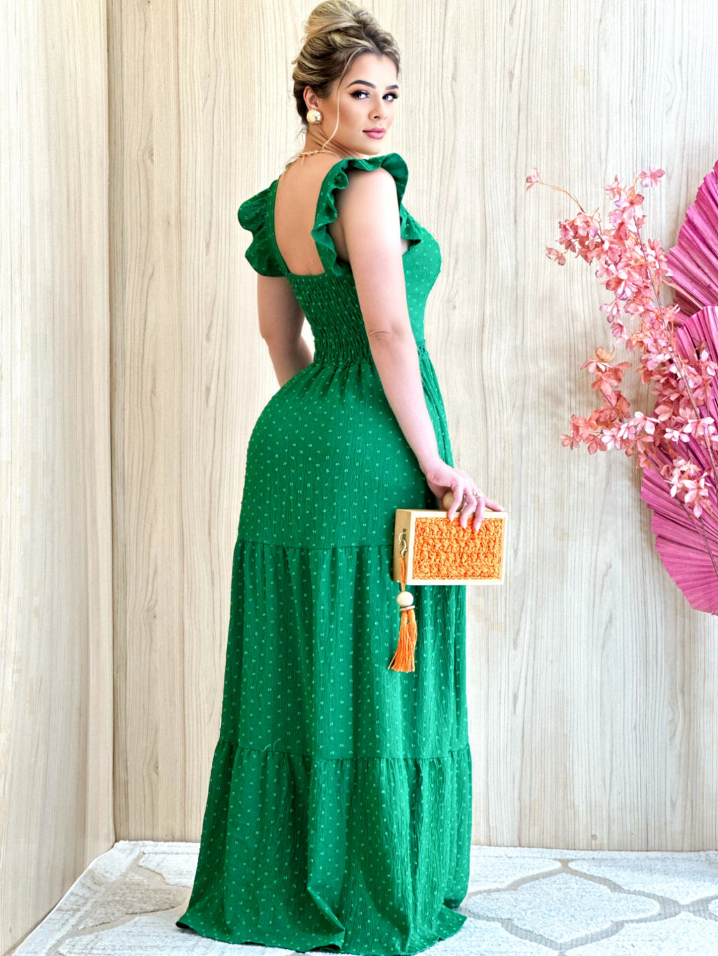 Na compra do Vestido Longo Luxo com Babado na Manga e Renda na Cintura, você ganha uma Pulseira Escama de Peixe