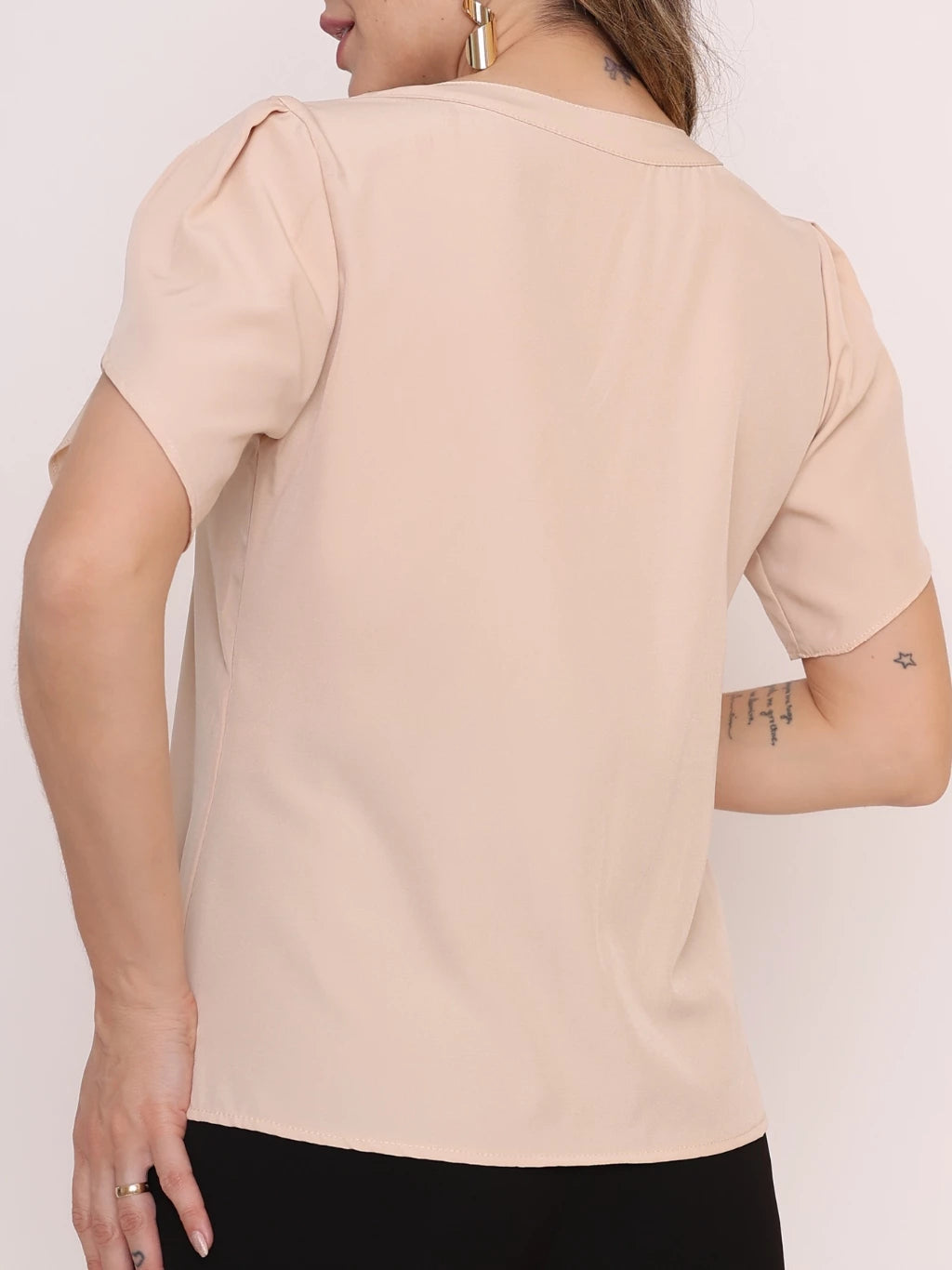 Blusa Feminina Manga Pétala em Tecido Duna com Decote V